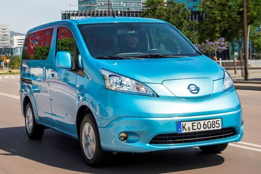 Compare Nissan Nv200 Combi And Nissan Serena Which Is Better